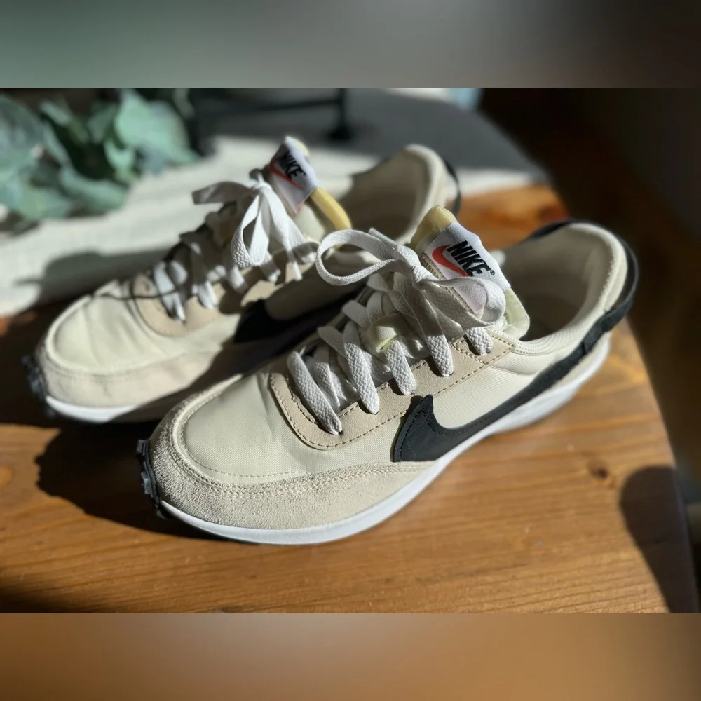 EUC - WOMEN'S NIKE WAFFLE DEBUT SNEAKERS - Picture 4 of 12